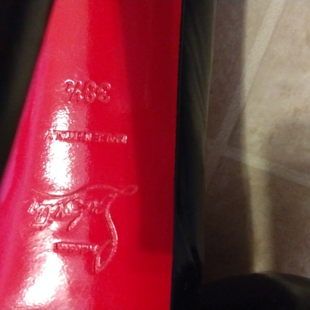 Louis Vuitton, semi used, no scratches, bottoms are slightly scuffed. - Picture 4 of 5
